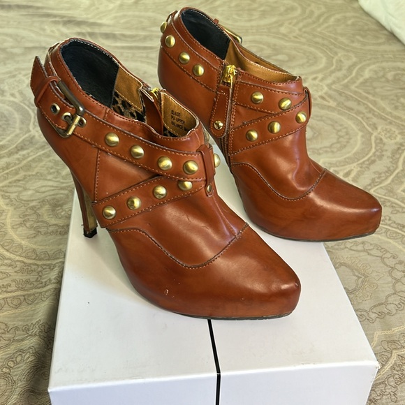 Brown bootie with good detail. 3.5” heel+ 1” platform sole. Size 8 - Picture 3 of 12